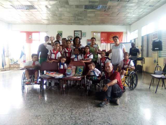 Foto de Donación de libros a la Escuela Solidaridad de Panamá
